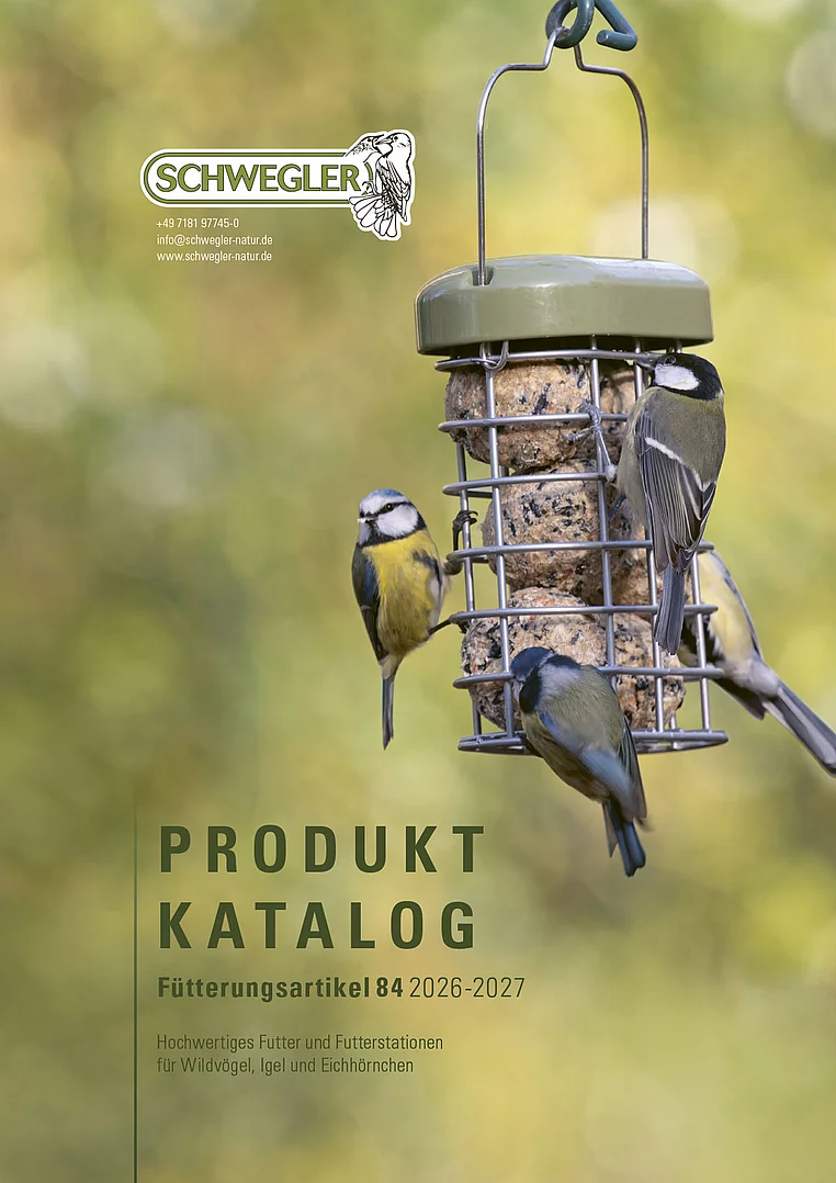 Titelseite Produktkatalog Fütterungsartikel: Gartenvögel an einem Futterspender für Meisenknödel